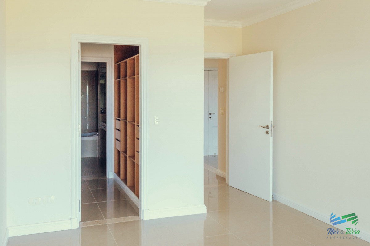 Apartamento ID.4210 - Venta de Apartamento 2 DORMITORIOS en Playa Mansa, Punta del Este