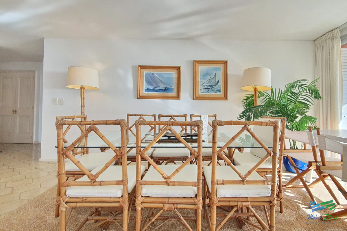 Apartamento ID.101 - Excelente opción en alquiler y venta, primera línea sobre el Puerto de Punta del Este. 