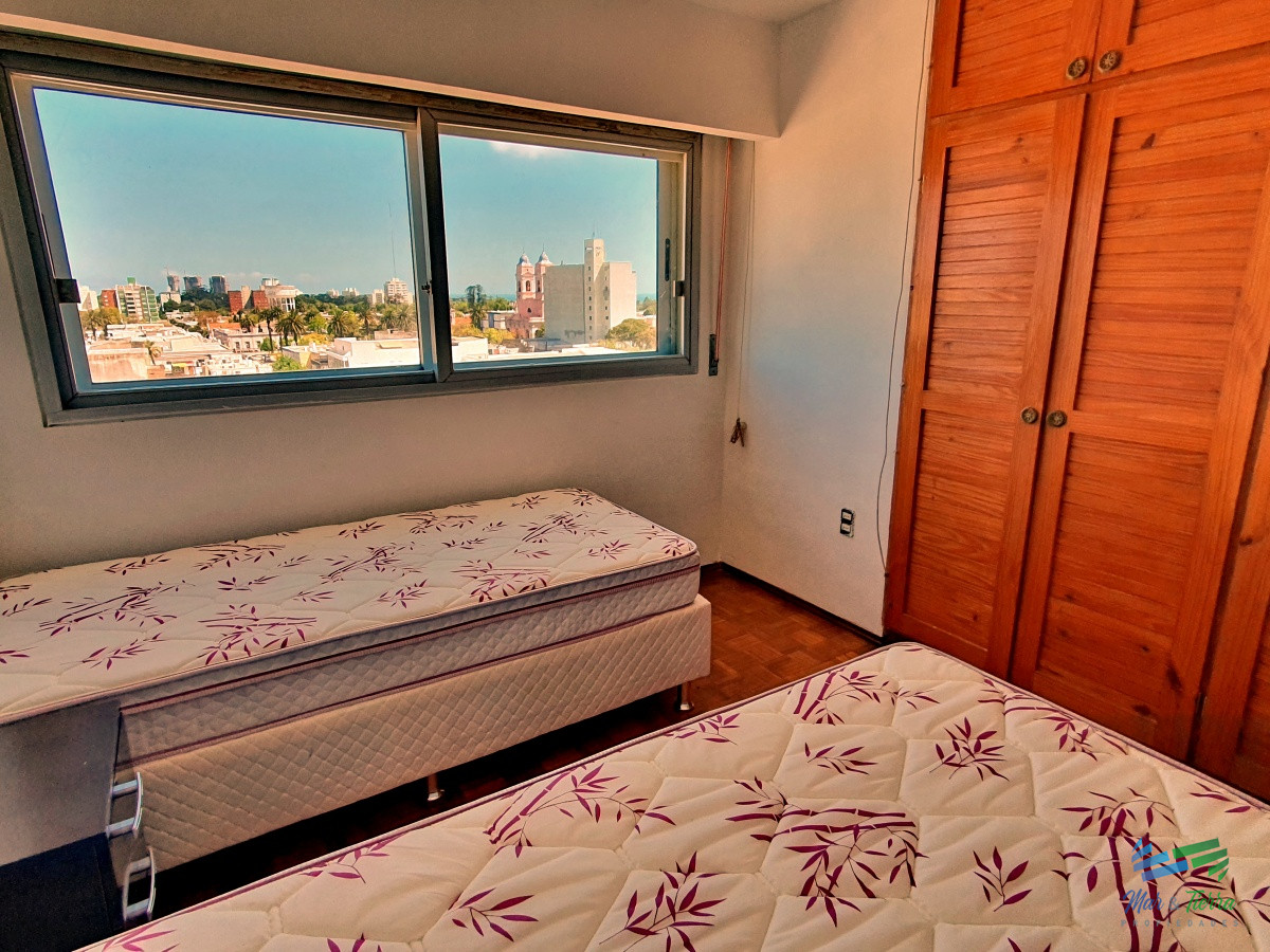Apartamento ID.2512 - En alquiler y venta..  apartamento reciclado de 3 dormitorios en el centro de Maldonado, piso alto.