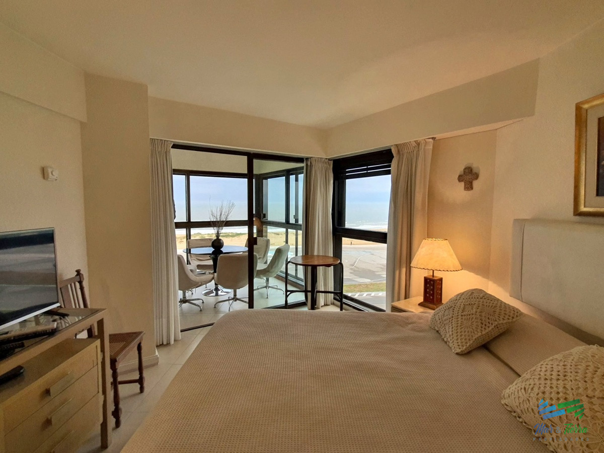 Apartamento ID.4030 - Venta apartamento 3 dormitorios, primera linea playa Brava, Punta del Este