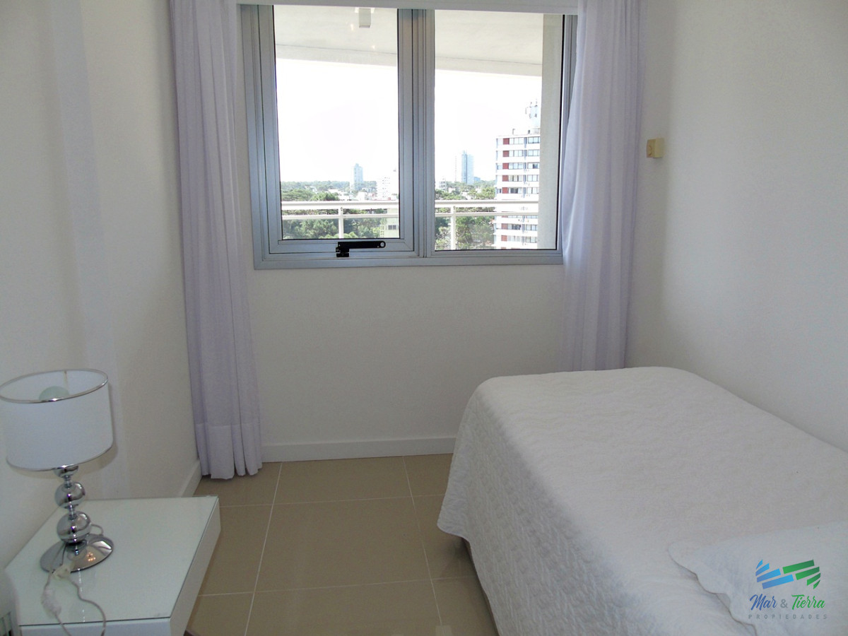 Apartamento ID.2435 - A metros del mar, en una de las zonas de mas categoría. Apartamento en piso alto con vista al mar.OPORTUNIDAD