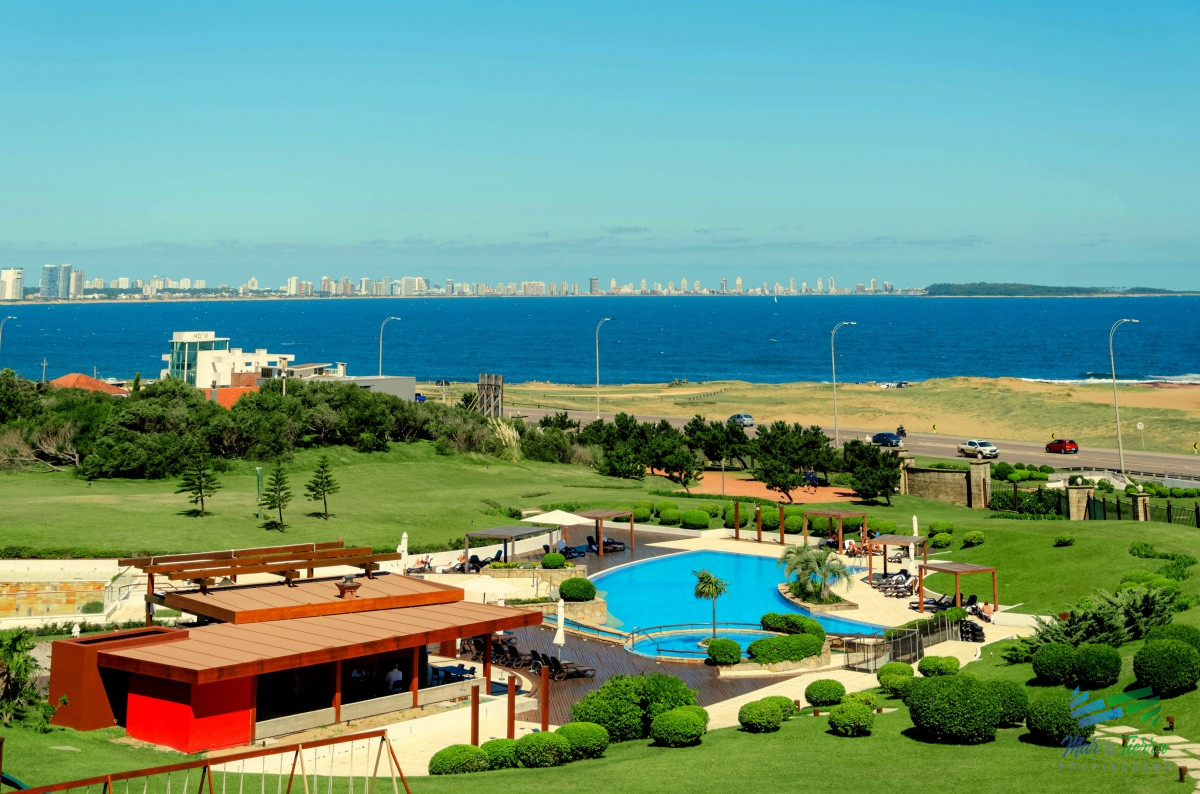 Apartamento ID.3945 - VENTA de Pent Huse sobre playa Mansa de 4 suites con todos los servicios