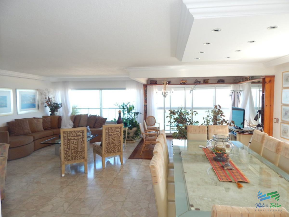 Apartamento ID.2110 - Espectacular planta, reciclada con materiales de primera calidad!!! cuenta 180 m2.