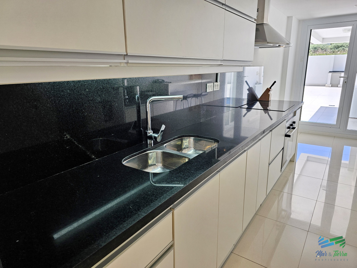 Apartamento ID.4944 - Venta de apartamento en primera línea sobre playa mansa de 3 suites más dependencia de servicio con baño en playa mansa Punta del este 