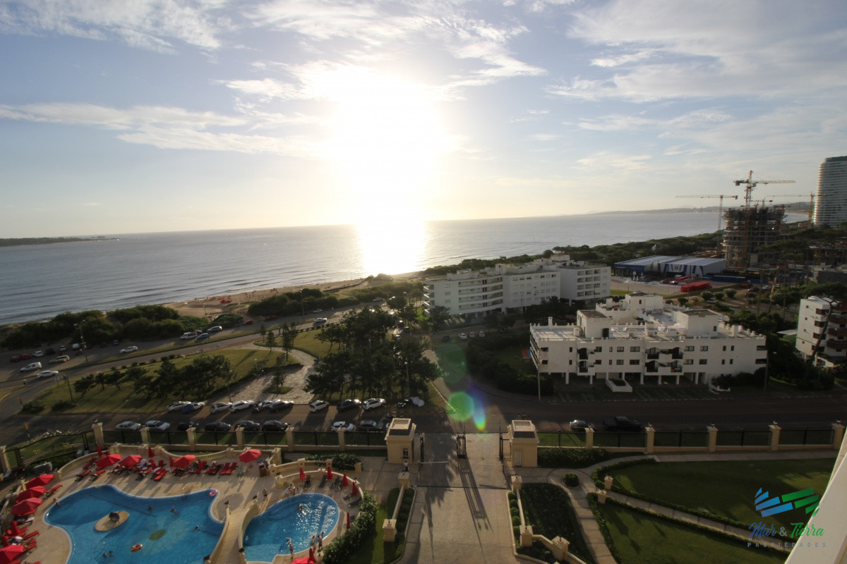 Apartamento ID.2446 - APARTAMENTO EN VENTA DE 3 DORMITORIOS + SERVICIO, PLAYA MANSA, PUNTA DEL ESTE 