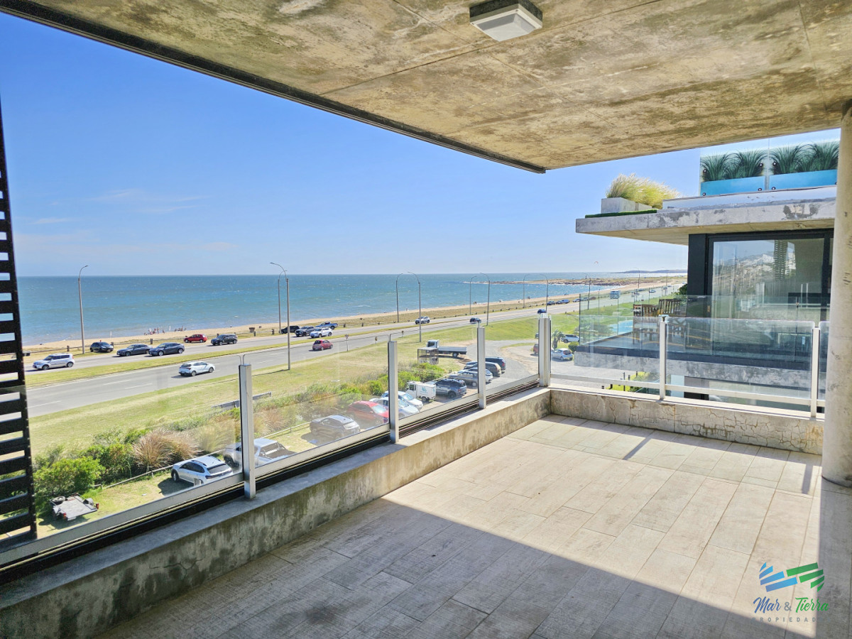 Apartamento ID.5677 - Alquiler anual apartamento penthouse frente al mar 3 dormitorios, Playa Mansa, Pinares, Punta del Este.