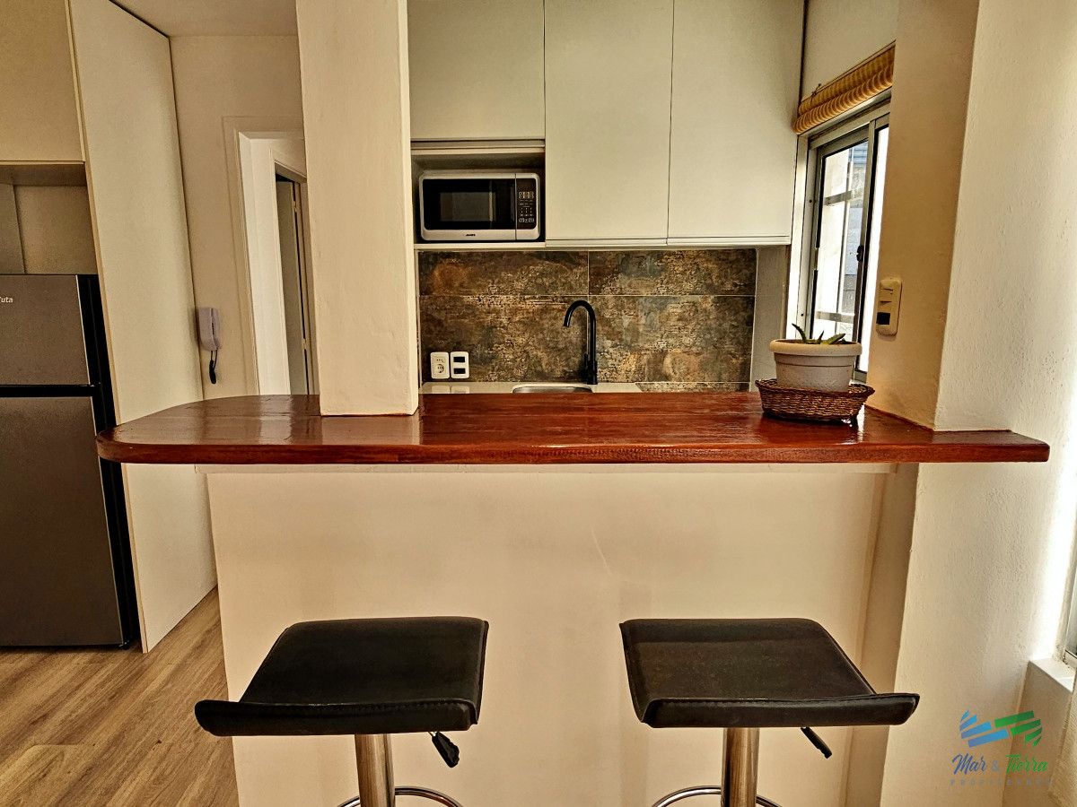 Apartamento ID.2373 - En venta apartamento reciclado, 1 dormitorio y medio con cochera en Peninsula, Punta del Este.