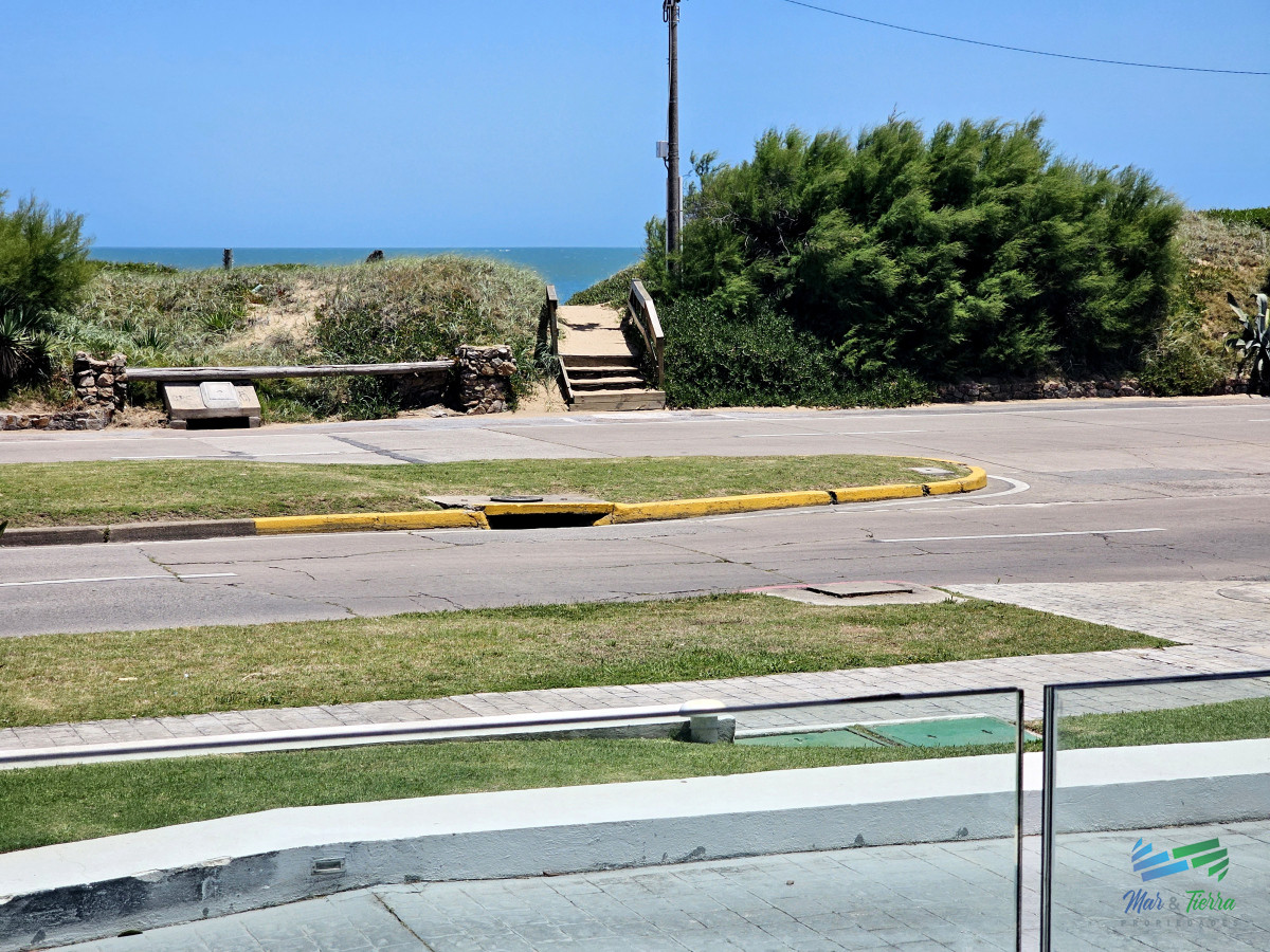 Apartamento ID.4944 - Venta de apartamento en primera línea sobre playa mansa de 3 suites más dependencia de servicio con baño en playa mansa Punta del este 