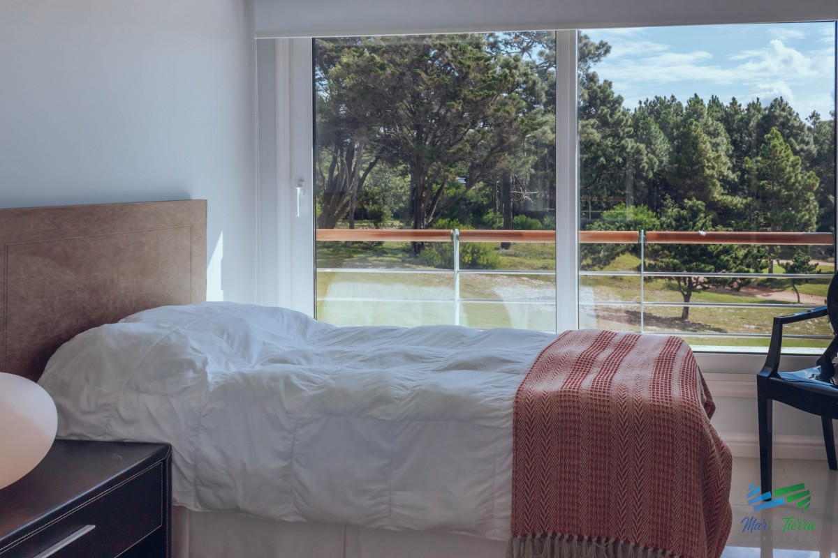 Apartamento ID.4209 - VENTA de apartamento de 2 dormitorios sobre playa Mansa de Punta del Este