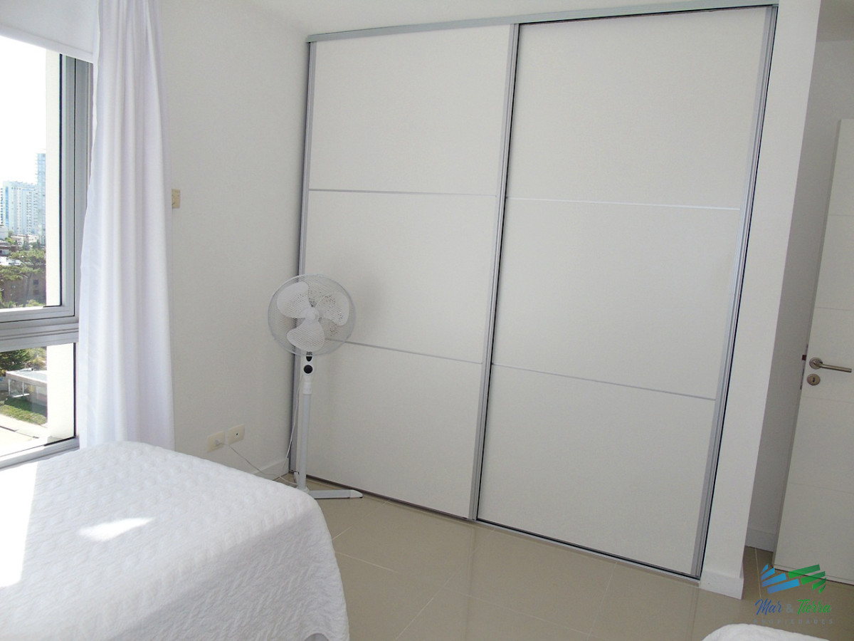 Apartamento ID.2435 - A metros del mar, en una de las zonas de mas categoría. Apartamento en piso alto con vista al mar.OPORTUNIDAD