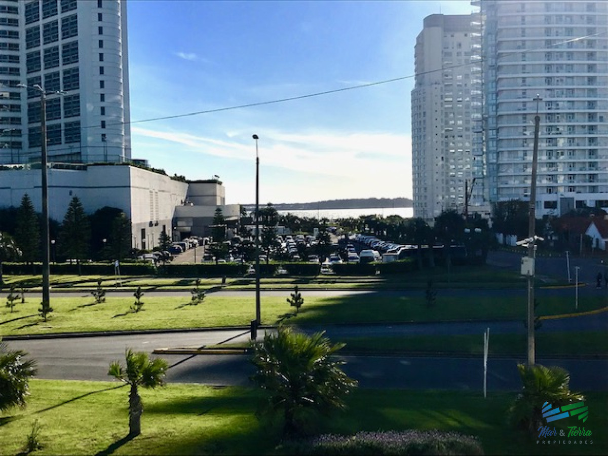 Apartamento ID.209 - Apartamento en Alquiler a una cuadra del mar (Playa Mansa)  en torre nueva, con todos y excelentes servicios .