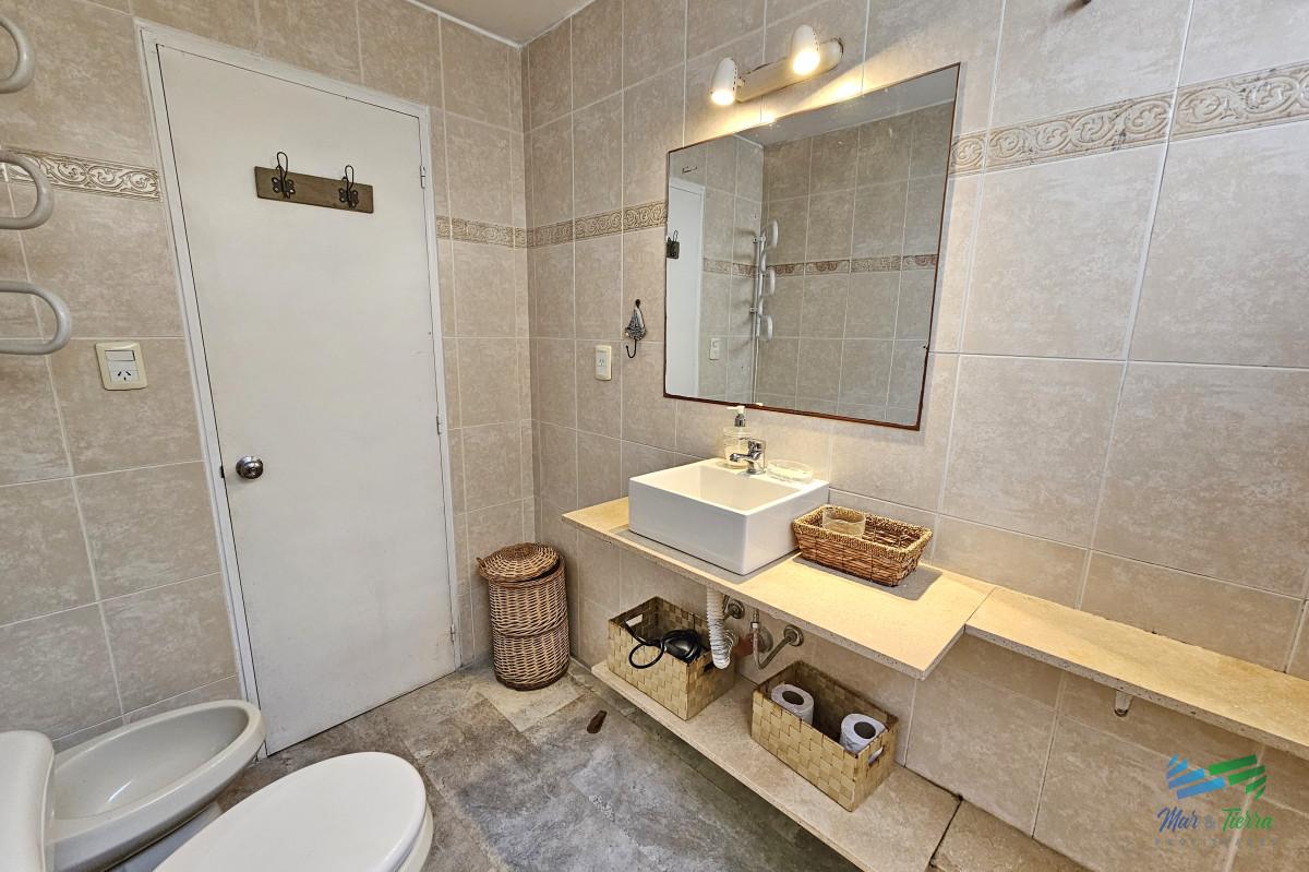 Apartamento ID.4813 - En venta apartamento de 2 dormitorios frente al mar, playa brava, Punta del Este