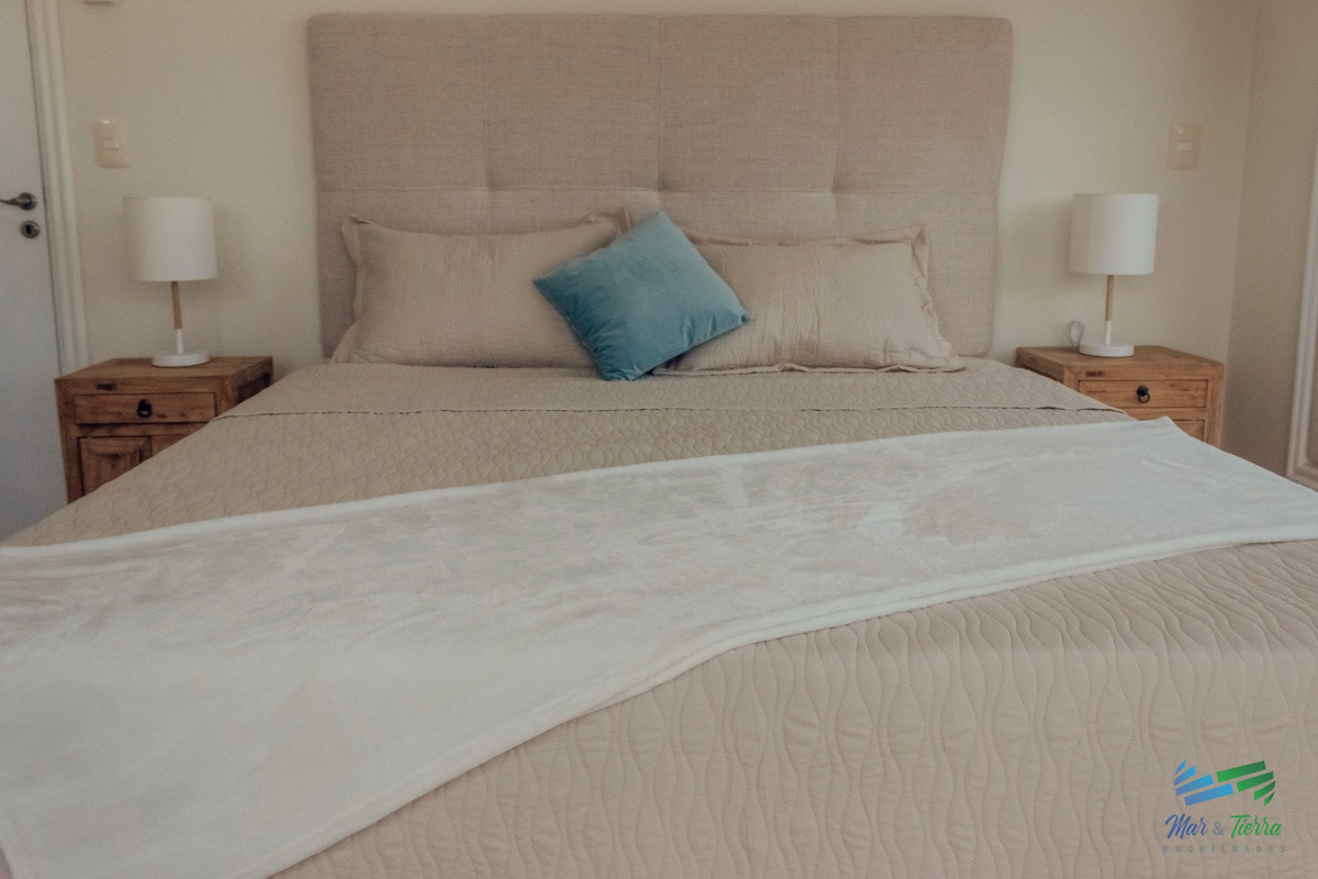 Apartamento ID.3945 - VENTA de Pent Huse sobre playa Mansa de 4 suites con todos los servicios