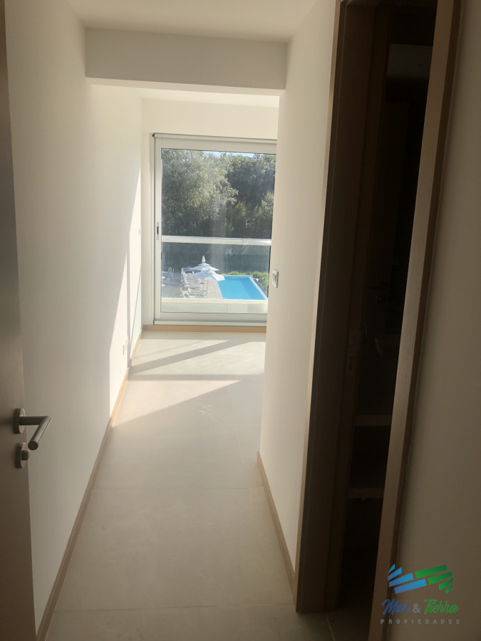 Apartamento ID.4305 - Venta de apartamento pent house de 3 suites mas servicio con baño y terraza primera linra en playa brava