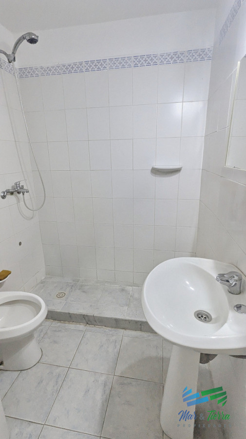 Apartamento ID.2664 - OPORTUNIDAD!!! Vendo apartamento 2 dormitorios en centro de Maldonado, piso alto con balcón.