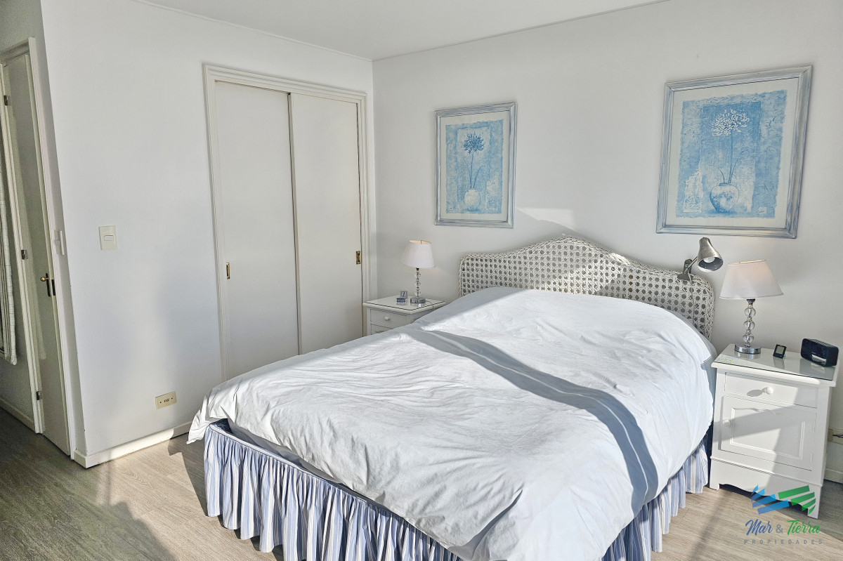 Apartamento ID.101 - Excelente opción en alquiler y venta, primera línea sobre el Puerto de Punta del Este. 