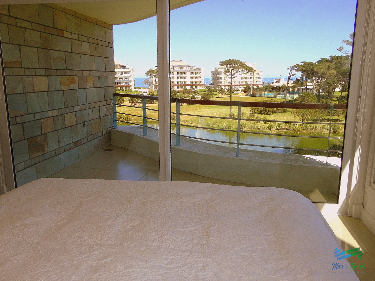 Apartamento ID.3947 - Venta de apartamento dúplex en complejo Veramansa sobre playa Mansa de punta del Este