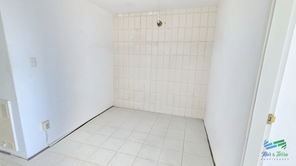 Apartamento ID.5680 - Venta de apartamento de 1 y medio dormitorios con vista al mar en Península, Punta del Este