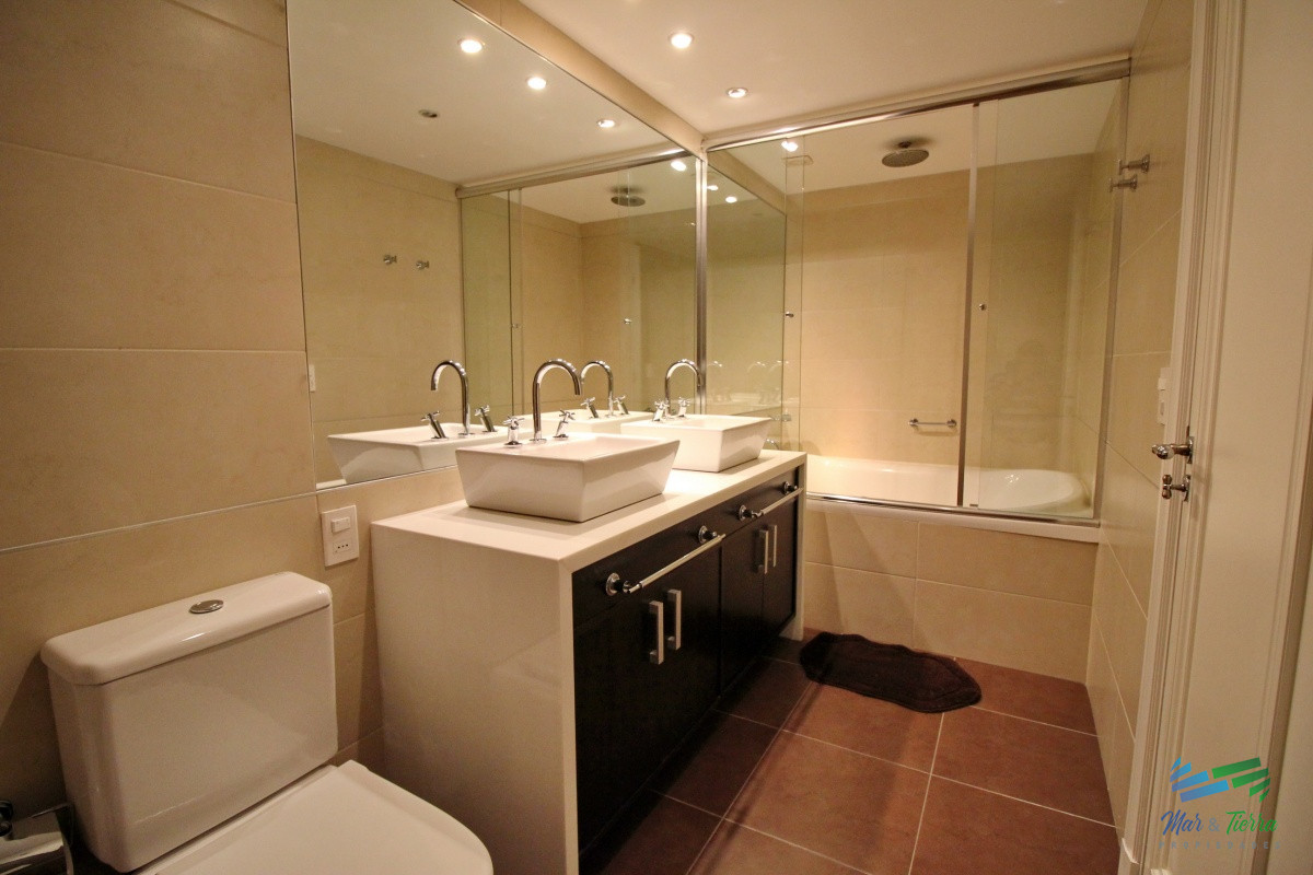 Apartamento ID.2338 - Apartamento de 3 dormitorios, primera linea frente al mar, en alquiler y venta, Punta del Este