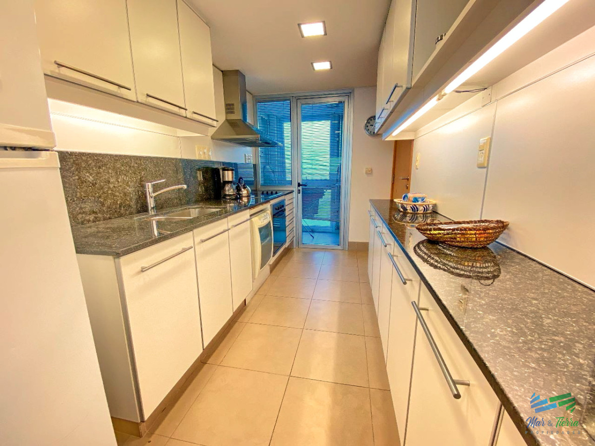 Apartamento ID.4526 - APARTAMENTO CON VISTA, DISPONIBLE TEMPORADA 2026, 3 DORMITORIOS EN SUITE, PENÍNSULA, PUNTA DEL ESTE.