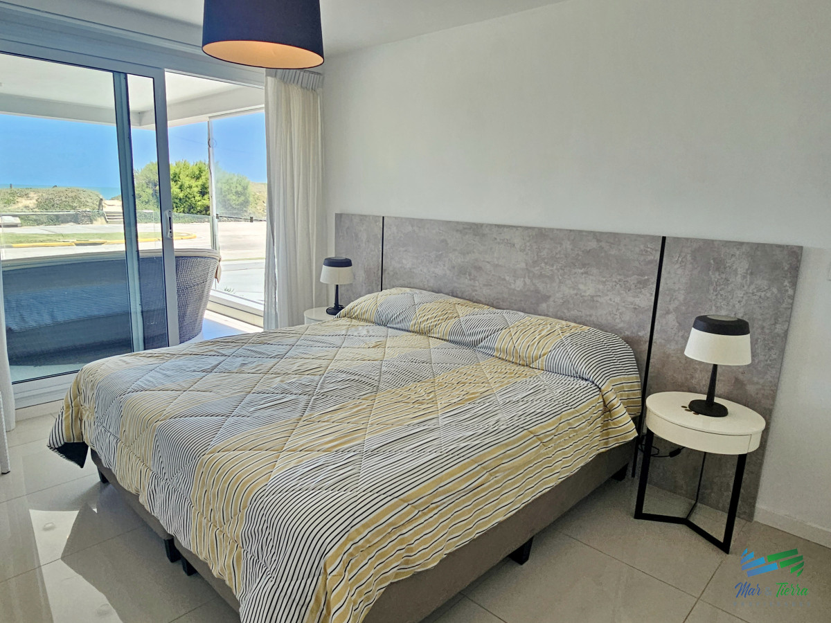 Apartamento ID.4944 - Venta de apartamento en primera línea sobre playa mansa de 3 suites más dependencia de servicio con baño en playa mansa Punta del este 