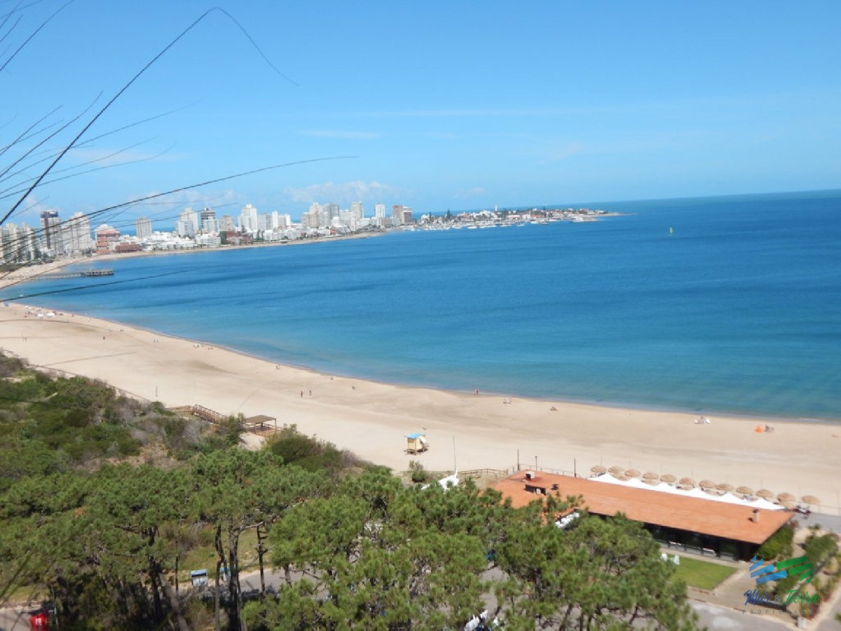 Apartamento ID.2110 - Espectacular planta, reciclada con materiales de primera calidad!!! cuenta 180 m2.