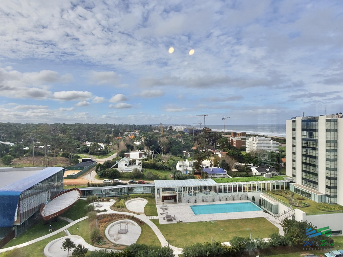 Apartamento ID.3879 - Venta apartamento de 3 dormitorios y servicio con baño 2da línea playa Brava Punta del Este 