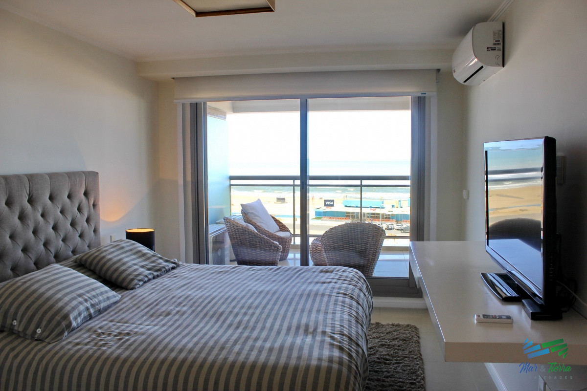Apartamento ID.2338 - Apartamento de 3 dormitorios, primera linea frente al mar, en alquiler y venta, Punta del Este