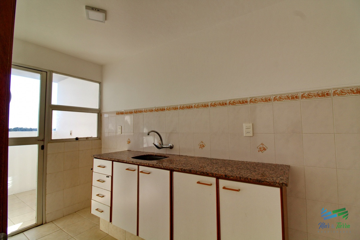 Apartamento ID.2664 - OPORTUNIDAD!!! Vendo apartamento 2 dormitorios en centro de Maldonado, piso alto con balcón.
