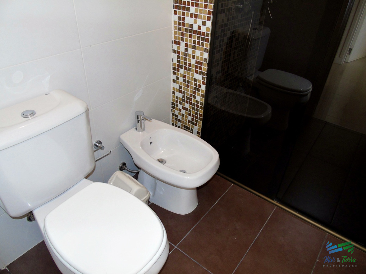 Apartamento ID.2435 - A metros del mar, en una de las zonas de mas categoría. Apartamento en piso alto con vista al mar.OPORTUNIDAD