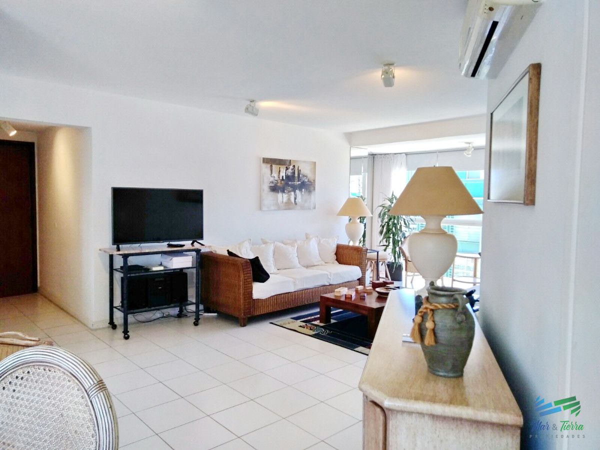 Apartamento ID.2421 - En alquiler.. torre de categoría en primera línea.. playa brava.