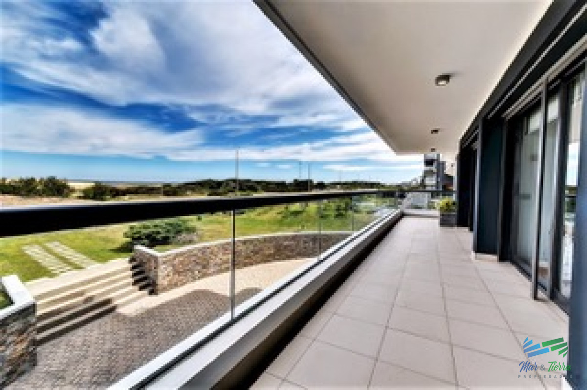 Apartamento ID.2724 - Vendo apartamento 4 dormitorios en primera línea de playa brava, Punta del Este.
