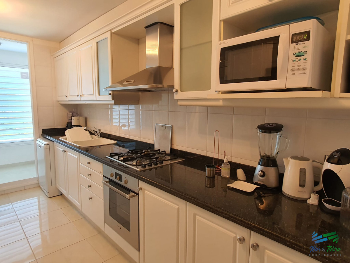 Apartamento ID.444 - Torre de categoría en primera línea sobre playa mansa.