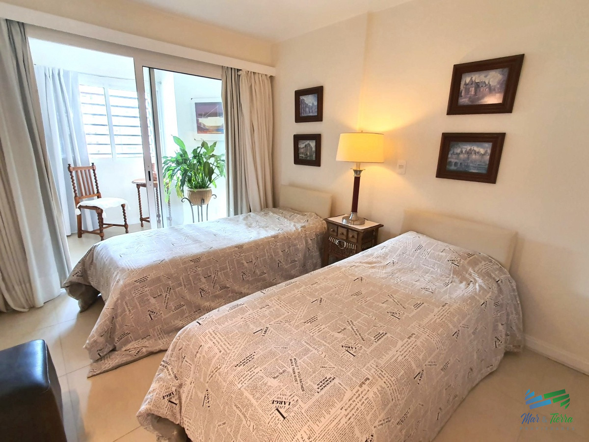 Apartamento ID.4030 - Venta apartamento 3 dormitorios, primera linea playa Brava, Punta del Este