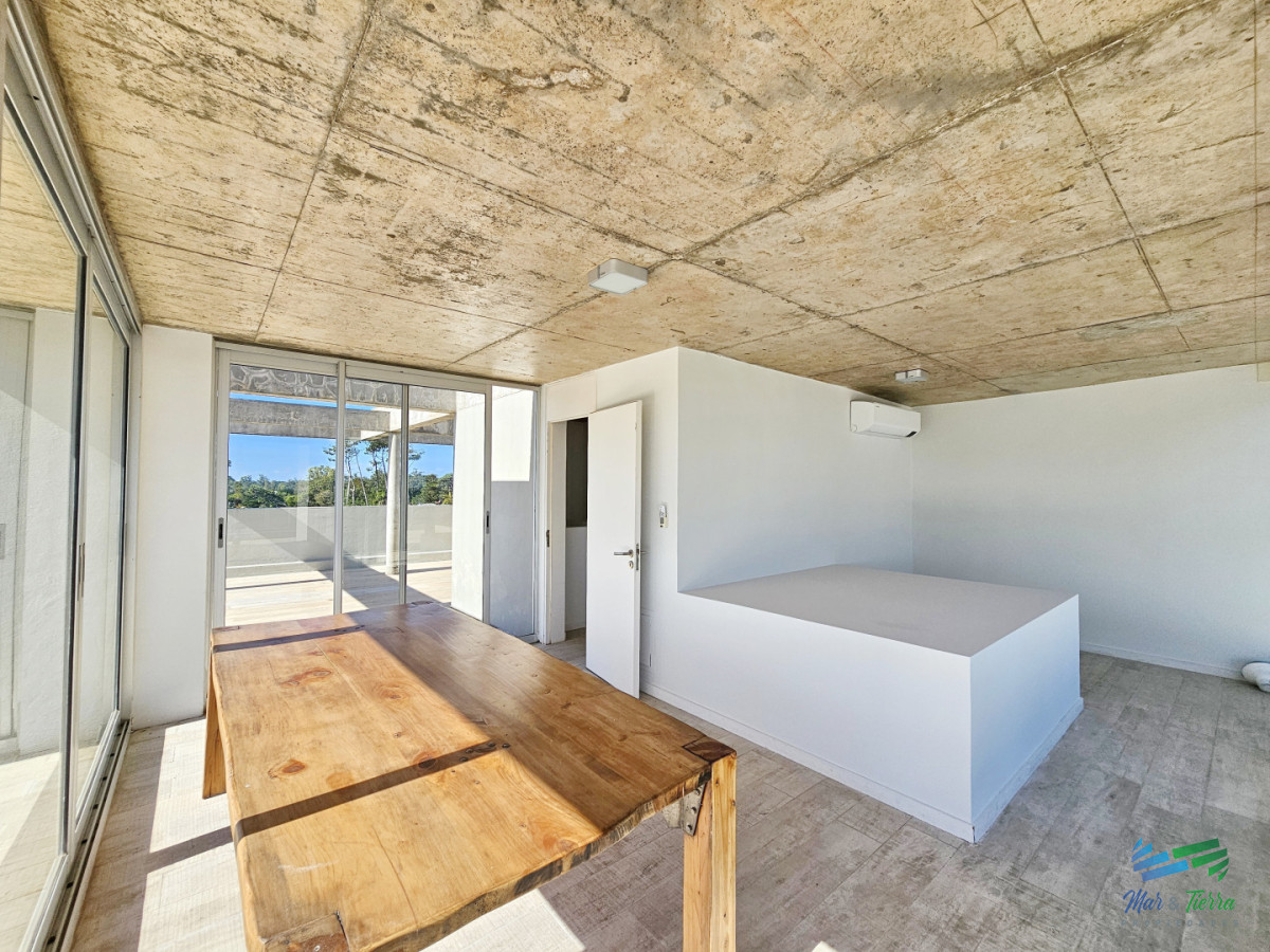 Apartamento ID.5677 - Alquiler anual apartamento penthouse frente al mar 3 dormitorios, Playa Mansa, Pinares, Punta del Este.