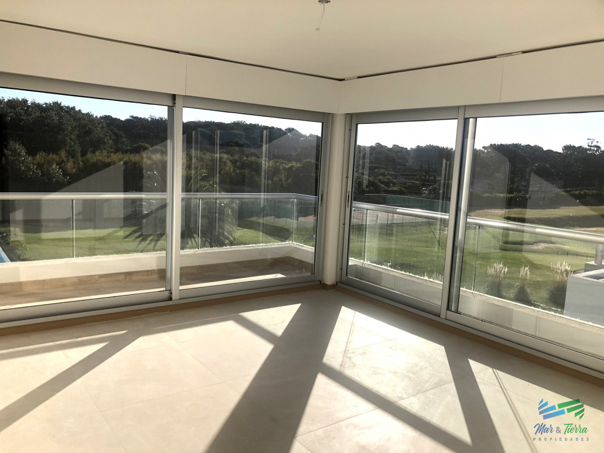 Apartamento ID.4305 - Venta de apartamento pent house de 3 suites mas servicio con baño y terraza primera linra en playa brava