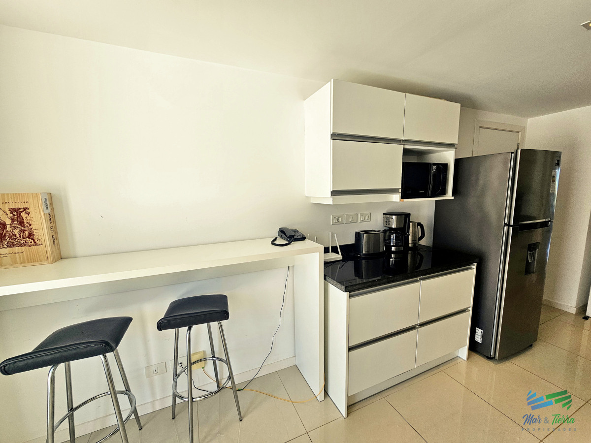 Apartamento ID.4944 - Venta de apartamento en primera línea sobre playa mansa de 3 suites más dependencia de servicio con baño en playa mansa Punta del este 
