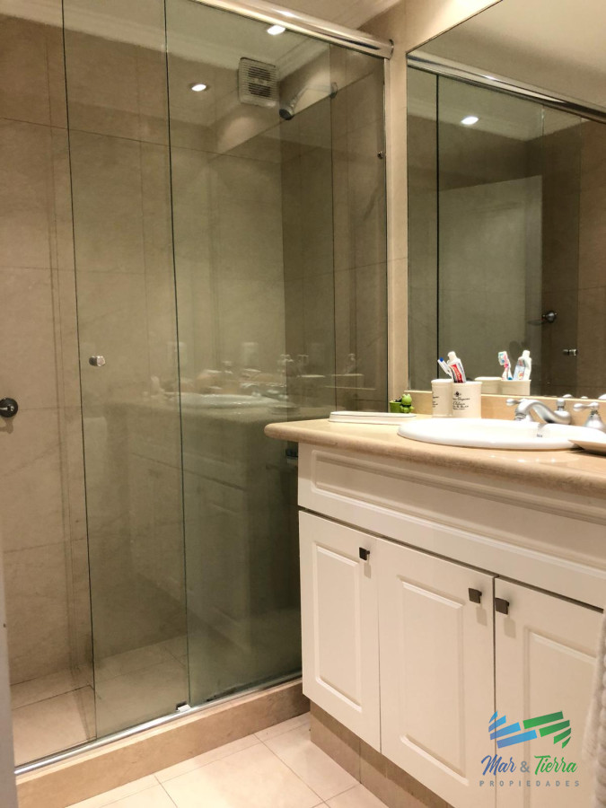 Apartamento ID.2251 - En venta.. excelente oportunidad , edificio con servicios, a pasitos del mar.