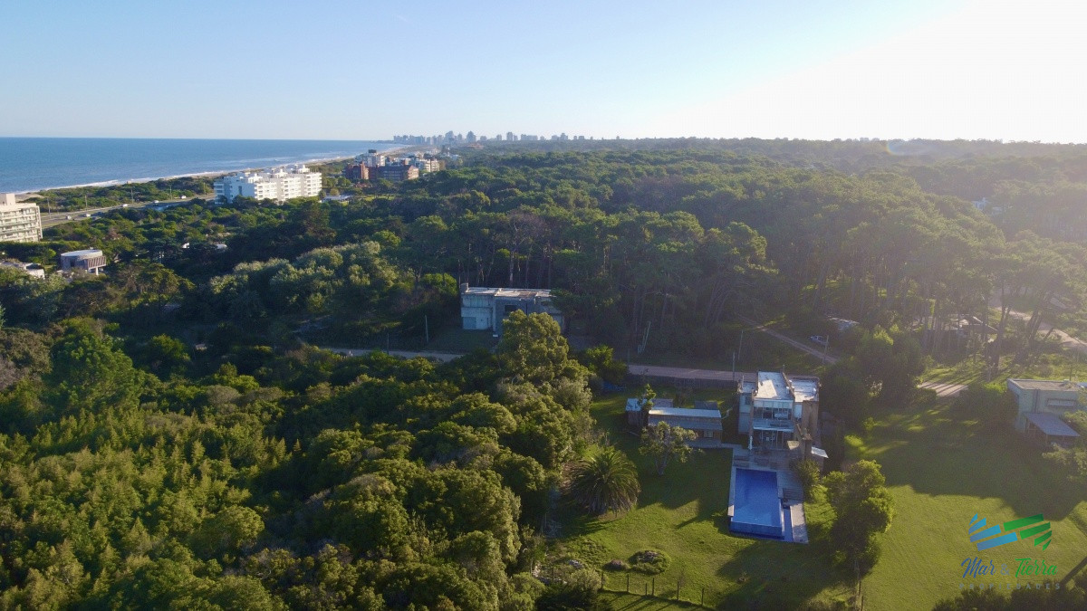 Apartamento ID.4305 - Venta de apartamento pent house de 3 suites mas servicio con baño y terraza primera linra en playa brava