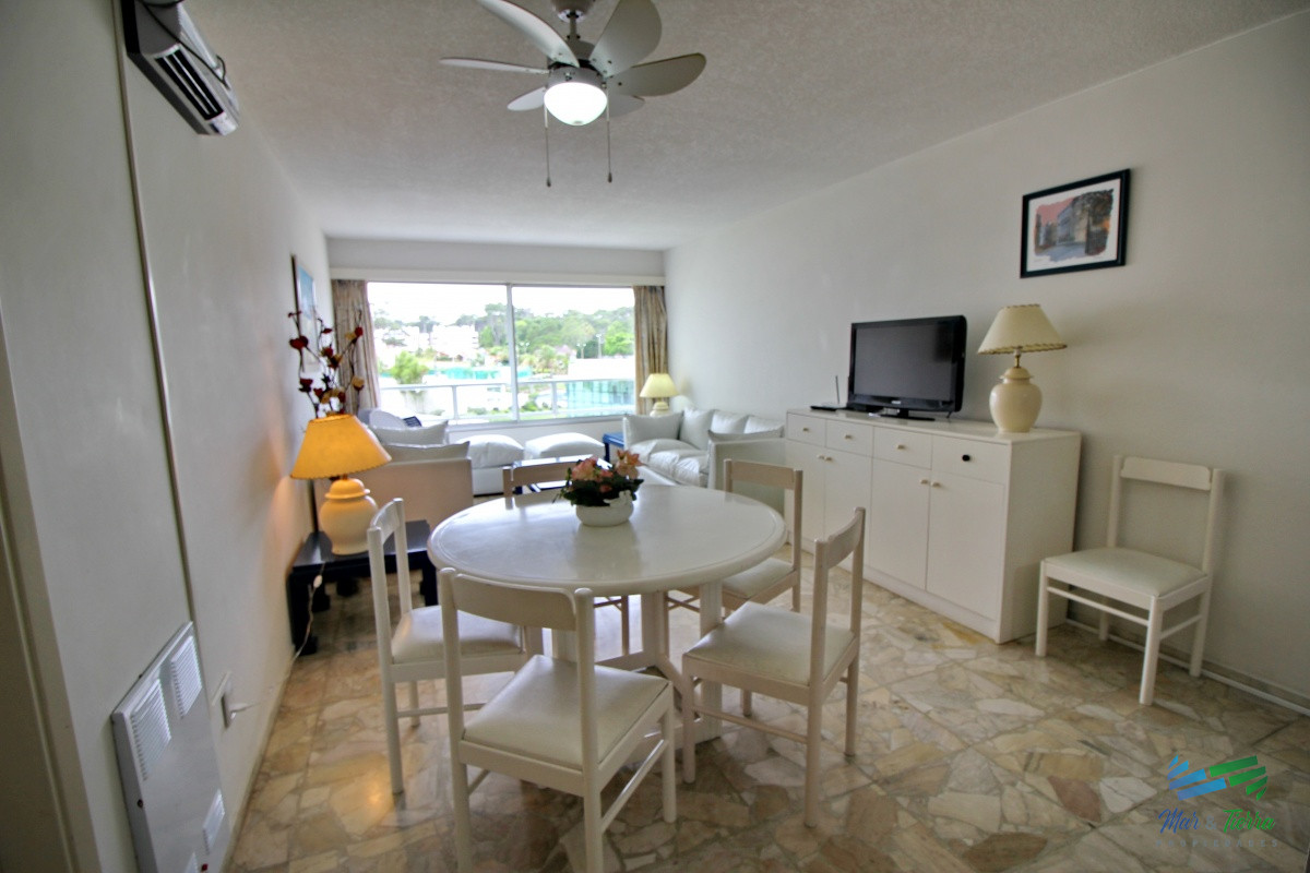Apartamento ID.142 - Vendoa apartamento 2,5 dormitorios en playa mansa, complejo Lincoln Center, Punta del Este.