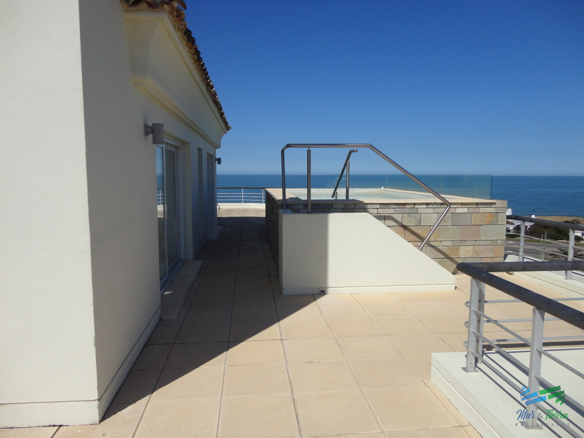 Apartamento ID.3945 - VENTA de Pent Huse sobre playa Mansa de 4 suites con todos los servicios