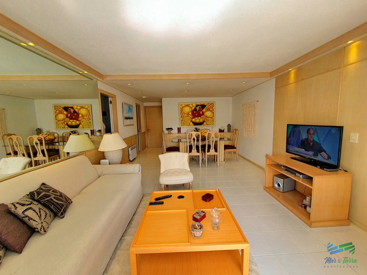 Apartamento ID.3260 - Vendo apartamento de 2 dormitorios, 2 baños y cochera. Playa Mansa, Punta del Este.