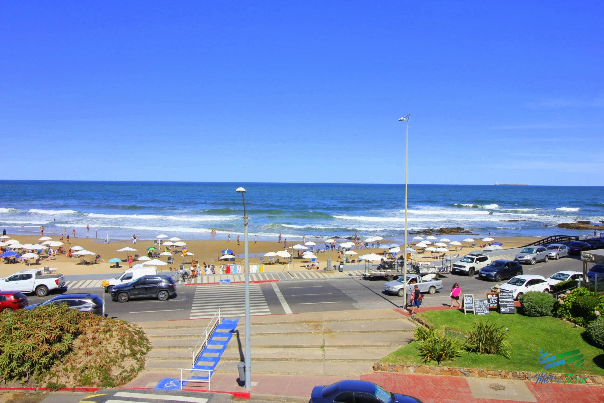 Apartamento ID.4474 - Venta apartamento mono ambiente en edificio Punta del Este, playa mansa y brava