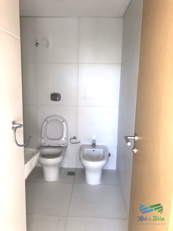 Apartamento ID.4305 - Venta de apartamento pent house de 3 suites mas servicio con baño y terraza primera linra en playa brava
