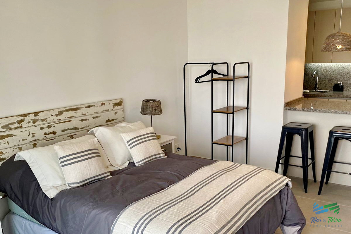 Apartamento ID.4378 - Alquilo por invierno amplio monoambiente con balcón al frente y buenos servicios, parada 5, Punta del Este