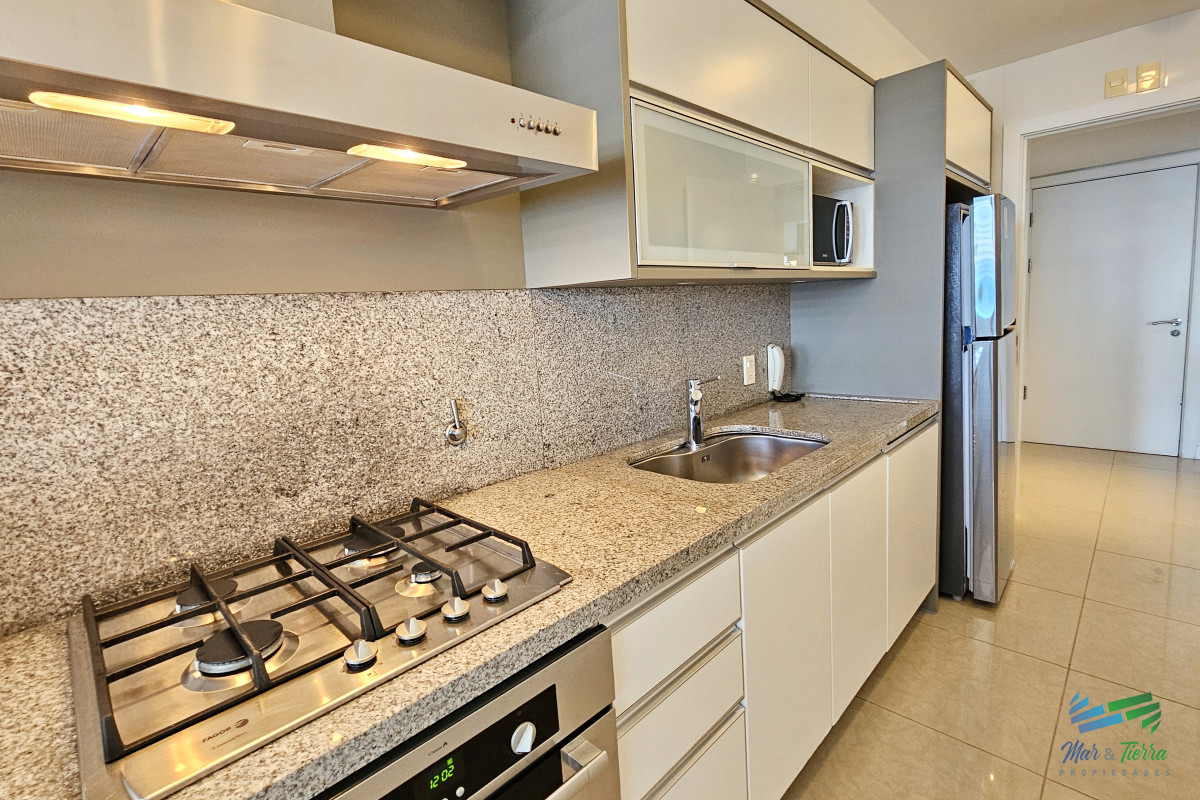 Apartamento ID.3664 - Alquilo apartamento 3 dormitorios frente al mar con servicios, Playa Mansa, Punta del Este