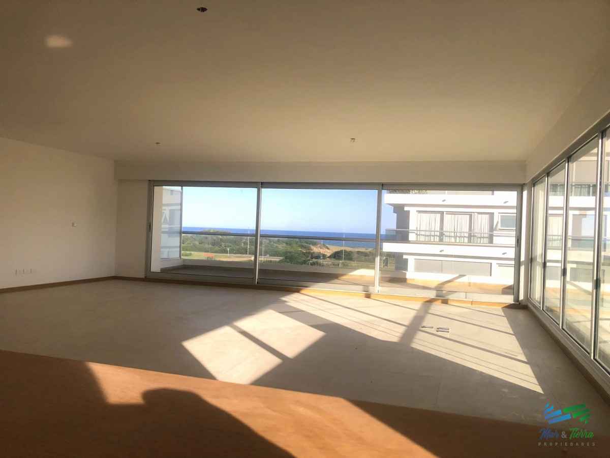 Apartamento ID.4305 - Venta de apartamento pent house de 3 suites mas servicio con baño y terraza primera linra en playa brava