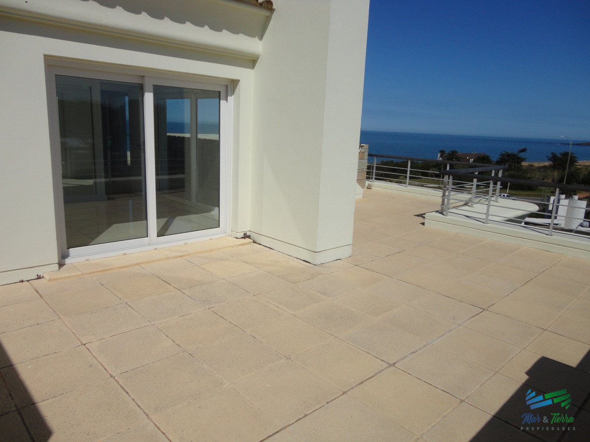 Apartamento ID.3945 - VENTA de Pent Huse sobre playa Mansa de 4 suites con todos los servicios