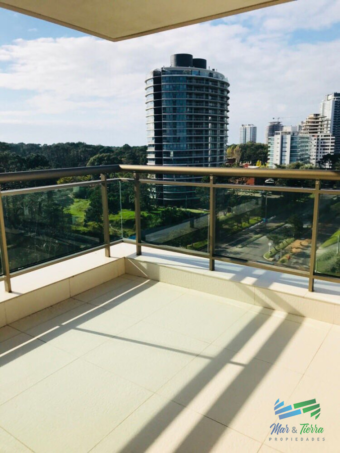 Apartamento ID.2486 - Apartamento de 3 dormitorios en Venta. Ave. Roosevelt, Punta Del Este