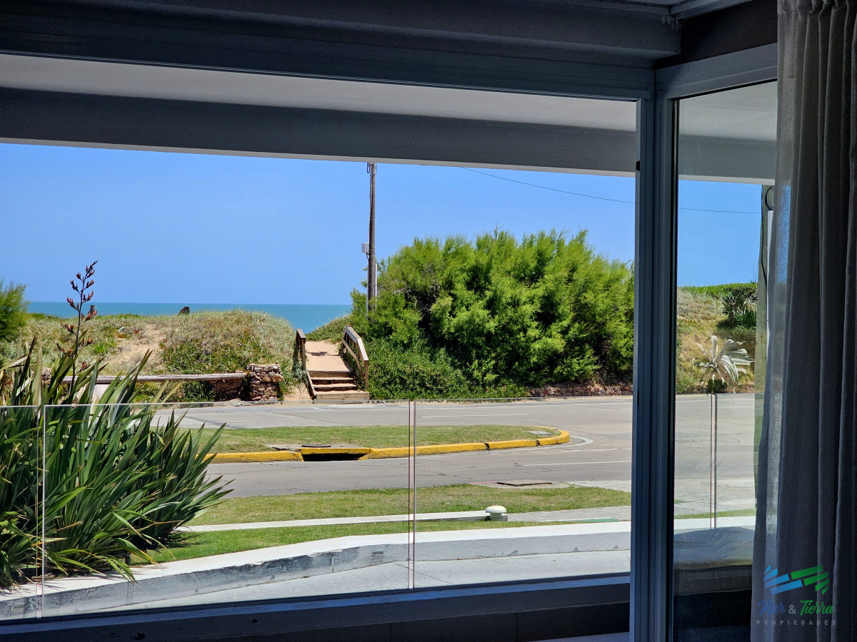 Apartamento ID.4944 - Venta de apartamento en primera línea sobre playa mansa de 3 suites más dependencia de servicio con baño en playa mansa Punta del este 